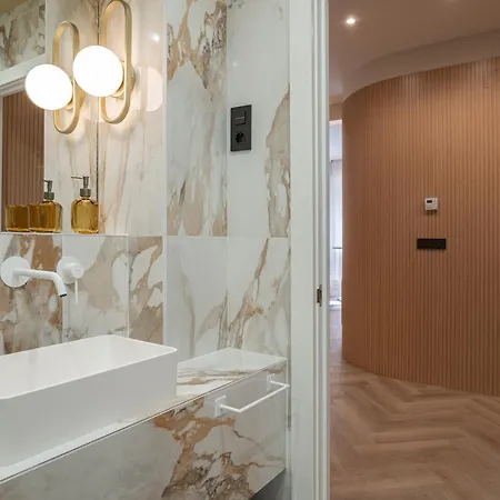 Apartment Premium With Parking By Aston